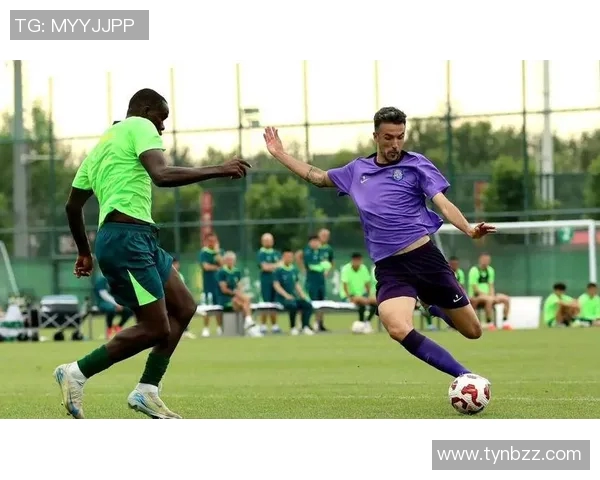 足球明星们的独特魅力瞬间揭秘他们摸下巴时的风采与个性